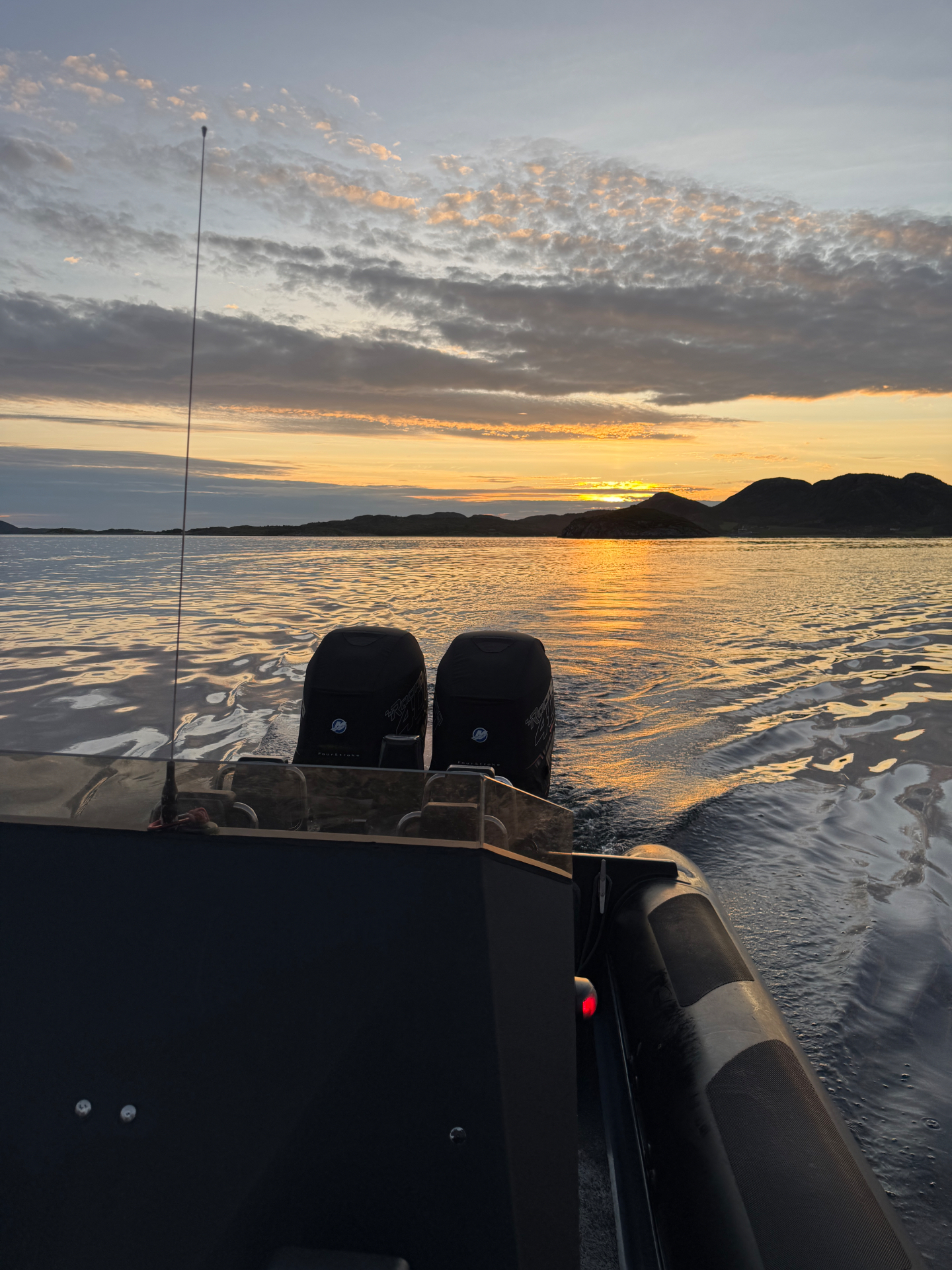 RIB-båt på fjorden